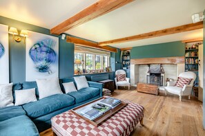 TV, peis, bøker og stereoanlegg