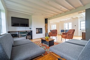 Una televisión, una chimenea