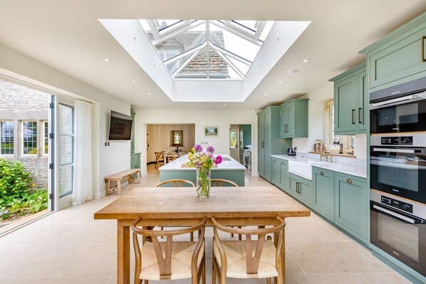 Frigorífic, microones, forn i placa de cuina 