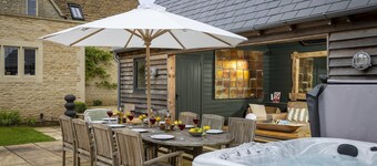 Amazing collection of properties with a swimming pool, two hot tubs and a sauna - Keepers Lodge