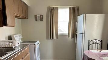 Køleskab, mikrobølgeovn, ovn, kogeplade