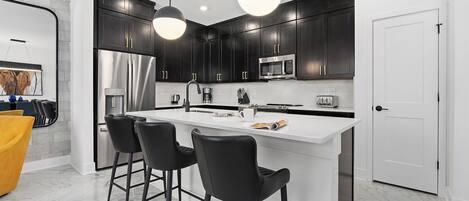 Réfrigérateur, micro-ondes, four, plaque de cuisson