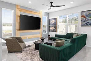 Televisor, futbolí, estèreo i oficines 