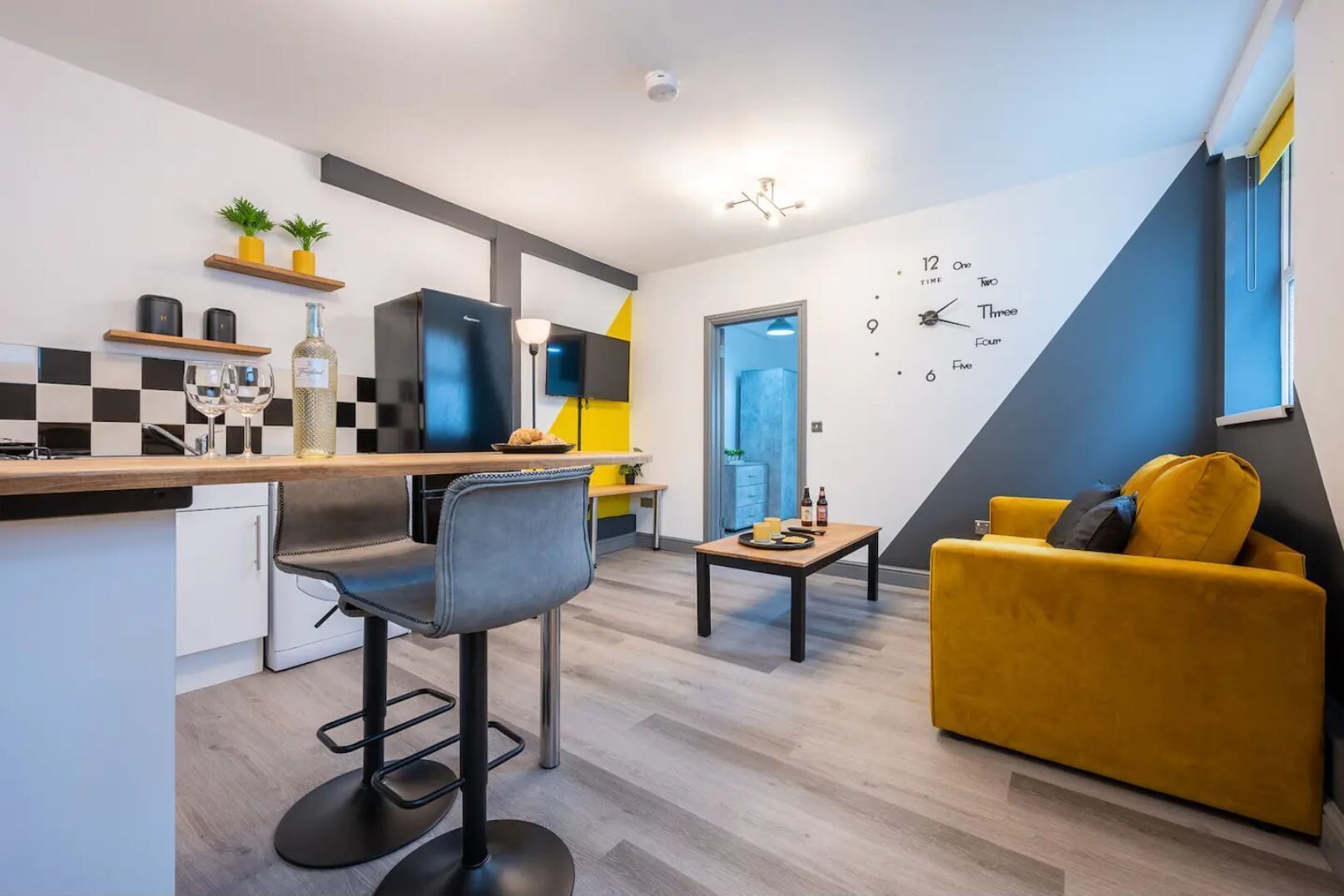 Classic Apartment, 1 Double Bed with Sofa bed, Kitchen | Private kitchen | Full-sized fridge, microwave, oven, stovetop