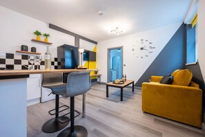 Apartemen Klasik, 1 Tempat Tidur Double dengan tempat tidur Sofa, dapur | Dapur pribadi | Lemari es besar, microwave, oven, dan kompor