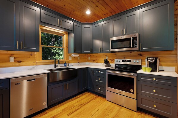 Fridge, microwave, oven, stovetop - Escape to Dream Catcher - Blue Ridge GA (Blue Ridge)