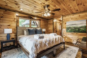 4 bedrooms, desk, iron/ironing board, WiFi - Lookout Lodge- Blue Ridge GA (Blue Ridge)