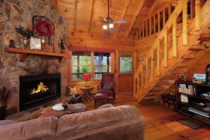 Smart TV, fireplace - Three Loves Cabin-Cherry Log GA (Cherry Log)