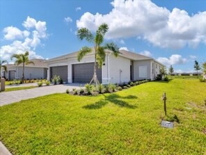 Exterior - "Hibiscus Haven" awaits to enchant you with its idyllic charm and comforting embrace (Englewood)