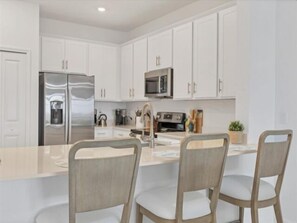 Fridge, microwave, dishwasher, cookware/dishes/utensils - "Hibiscus Haven" awaits to enchant you with its idyllic charm and comforting embrace (Englewood)