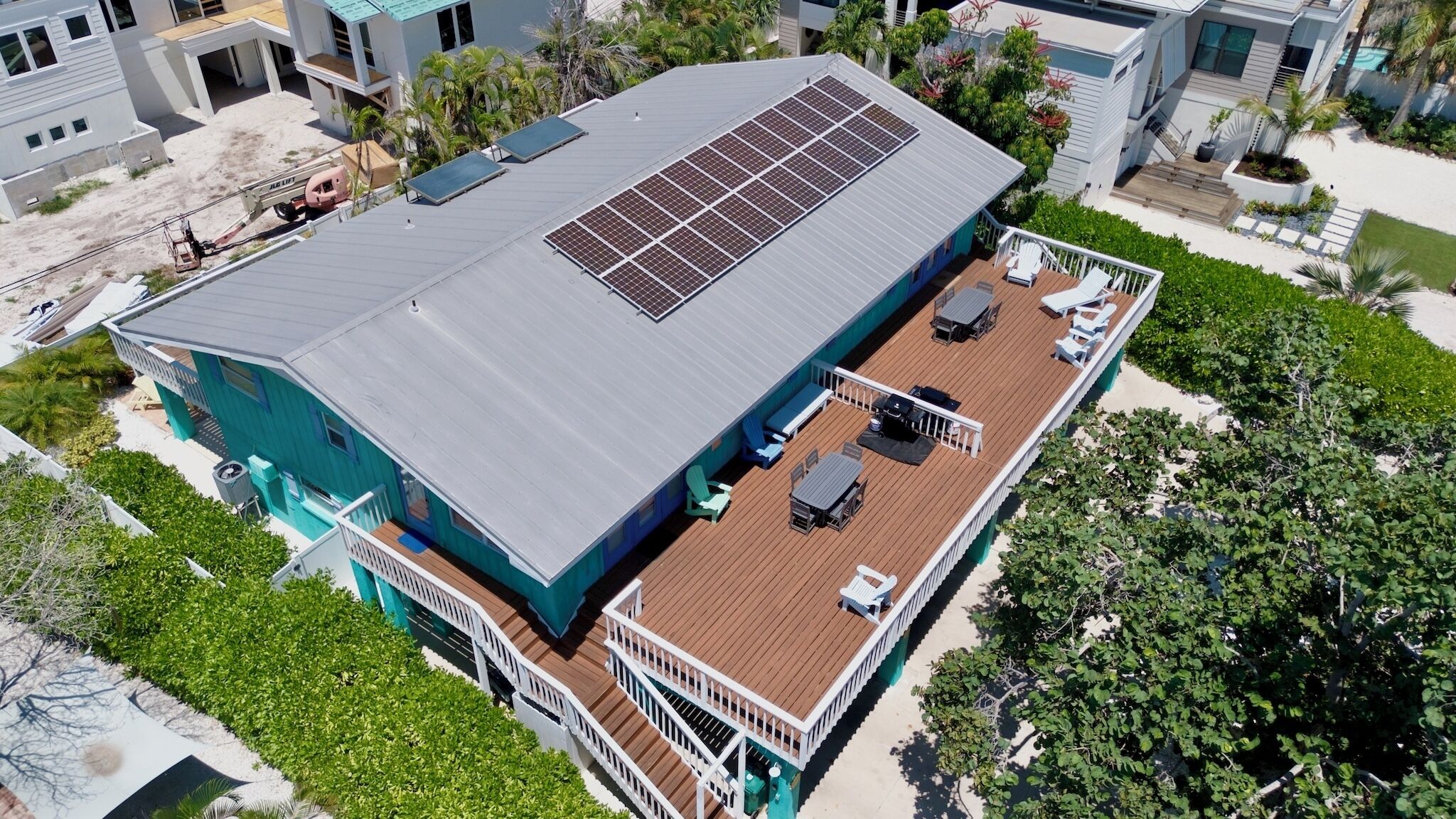 Un edificio de dos pisos con techo plano y paneles solares.
