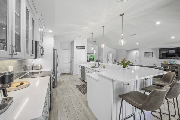 Fridge, microwave, oven, stovetop - Family-Friendly Bradenton Home with Private Pool and Games - No Bad Daze (Bradenton)