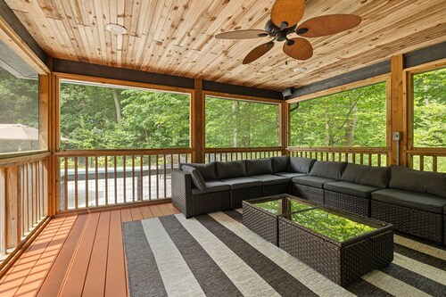 Juniper Presents, Gray Haven: A Stunning Woodland Retreat with Pool