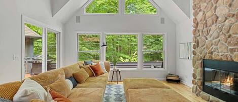 Een smart-tv, een open haard, tafelvoetbal en boeken