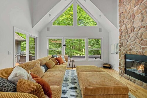 Gray Haven: Stunning Woodland Retreat w/ Pool