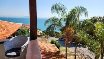 Kamar Double, 1 Tempat Tidur Double, pemandangan laut | Seprai antialergi, selimut bulu angsa, minibar, dan brankas