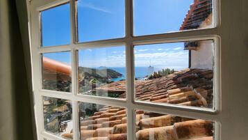 Family Room | Hypo-allergenic bedding, down comforters, minibar, in-room safe