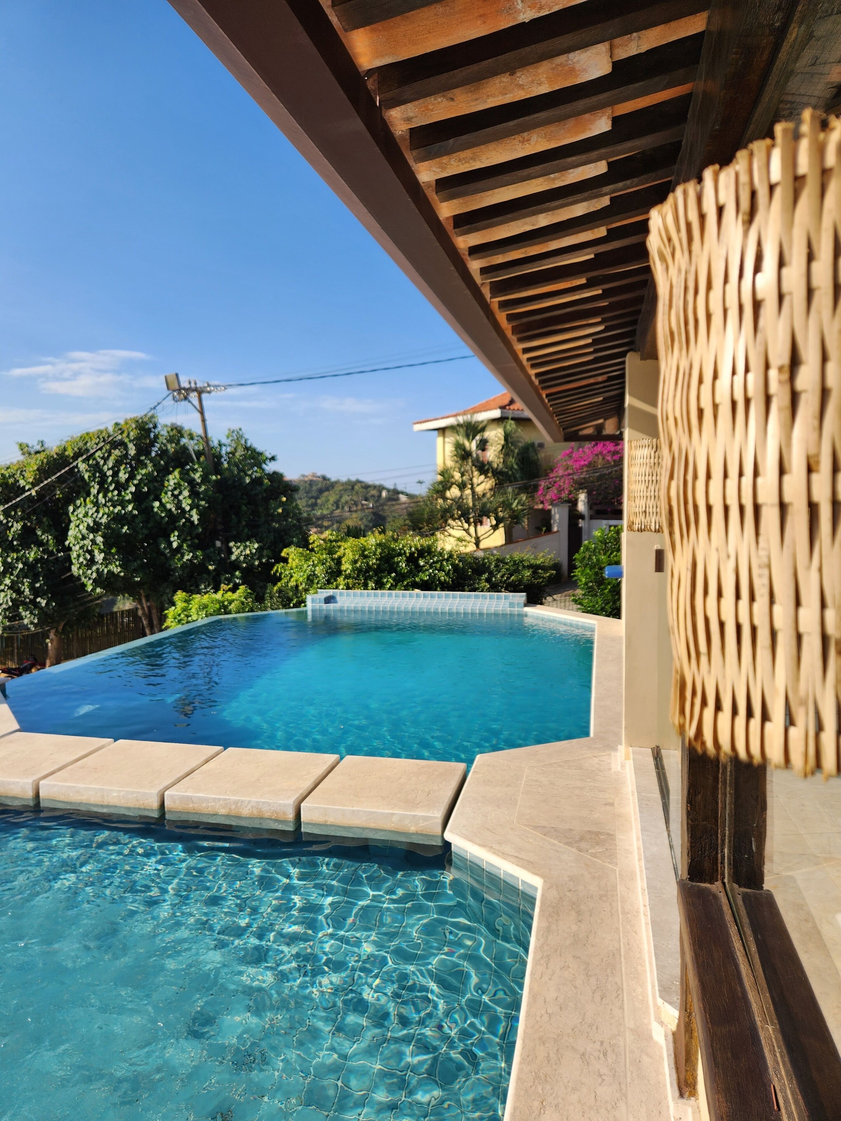 Kolam renang outdoor, dengan payung kolam renang dan kursi berjemur