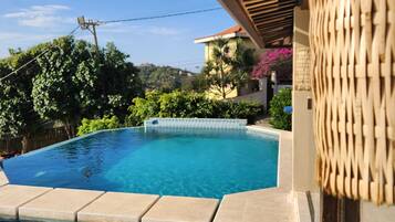 Kolam renang outdoor, dengan payung kolam renang dan kursi berjemur