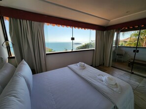 Superior vierpersoonskamer, uitzicht op zee | Hypoallergeen beddengoed, donsdekens, een minibar, een kluis op de kamer