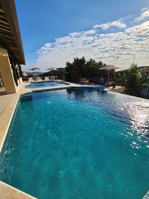 Outdoor pool, open 10:00 AM to 10:00 PM, pool umbrellas, sun loungers - Pousada Dreamland Buzios (Búzios)
