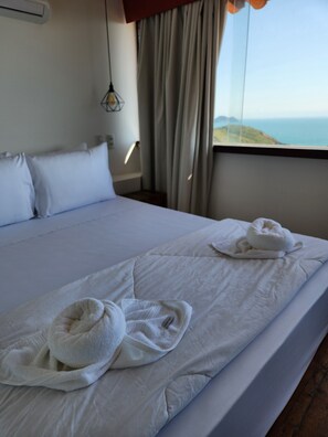 Superior Quadruple Room, Multiple Beds, Sea View | Hypo-allergenic bedding, minibar, in-room safe, individually decorated - Pousada Dreamland Buzios (Búzios)