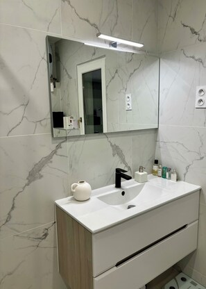 Douche, sèche-cheveux, serviettes fournies, savon
