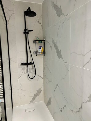 Dusche, Haartrockner, Handtücher, Seife