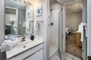 Dusche, Haartrockner, Handtücher