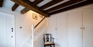 Apartment - Stable Annex Bisham - Vibrant 1 Bed With Parking (Marlow)