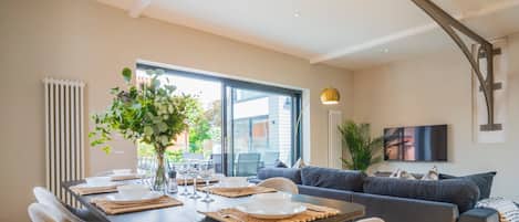 2 bedrooms, desk, iron/ironing board, Internet