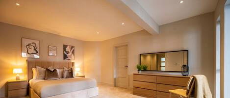3 bedrooms, desk, iron/ironing board, Internet