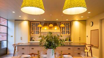 5 bedrooms, desk, iron/ironing board, Internet