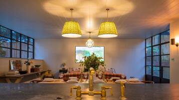 5 bedrooms, desk, iron/ironing board, Internet