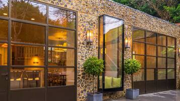 5 bedrooms, desk, iron/ironing board, Internet