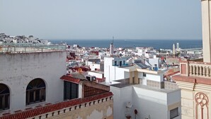Un paisaje urbano costero con edificios blancos y una vista despejada del mar.
