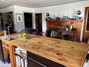 Estudi Comfort, diversos llits, bany privat | Zona de menjador de l'habitació
