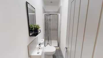 Rumah | Kamar mandi | Kombinasi shower/bathtub, bathtub besar,  dan perlengkapan mandi gratis