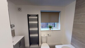 Rumah | Kamar mandi | Kombinasi shower/bathtub, bathtub besar,  dan perlengkapan mandi gratis