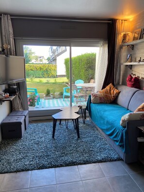 Smart-TV, Bücher, Musikbibliothek, Stereoanlage