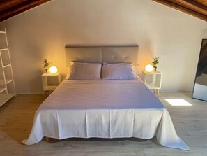 1 dormitorio, tabla de planchar con plancha, wifi y ropa de cama