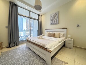 1 bedroom, iron/ironing board, travel cot, free WiFi - Modern 1BR | Balcony, Pool & Gym | Dubai Marina (Dubai)