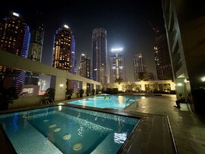 A heated pool - Modern 1BR | Balcony, Pool & Gym | Dubai Marina (Dubai)
