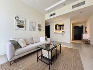 Smart TV, fireplace - Modern 1BR | Balcony, Pool & Gym | Dubai Marina (Dubai)