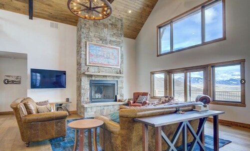 Spacious 5-bedroom cabin in McAllister with stunning views, very kid friendly!