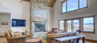 Spacious 5-bedroom cabin in McAllister with stunning views, very kid friendly!