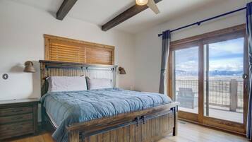 5 bedrooms, desk, iron/ironing board, travel crib