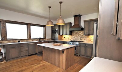 Spacious 5-bedroom cabin in McAllister with stunning views, very kid friendly!