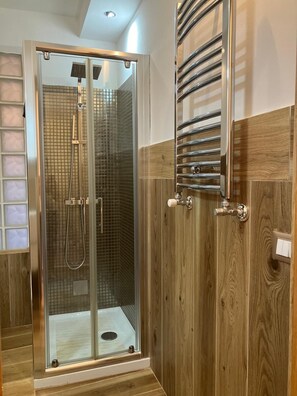 Douche, sèche-cheveux, bidet, serviettes fournies