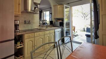 Frigorifero, microonde, forno, piano cottura